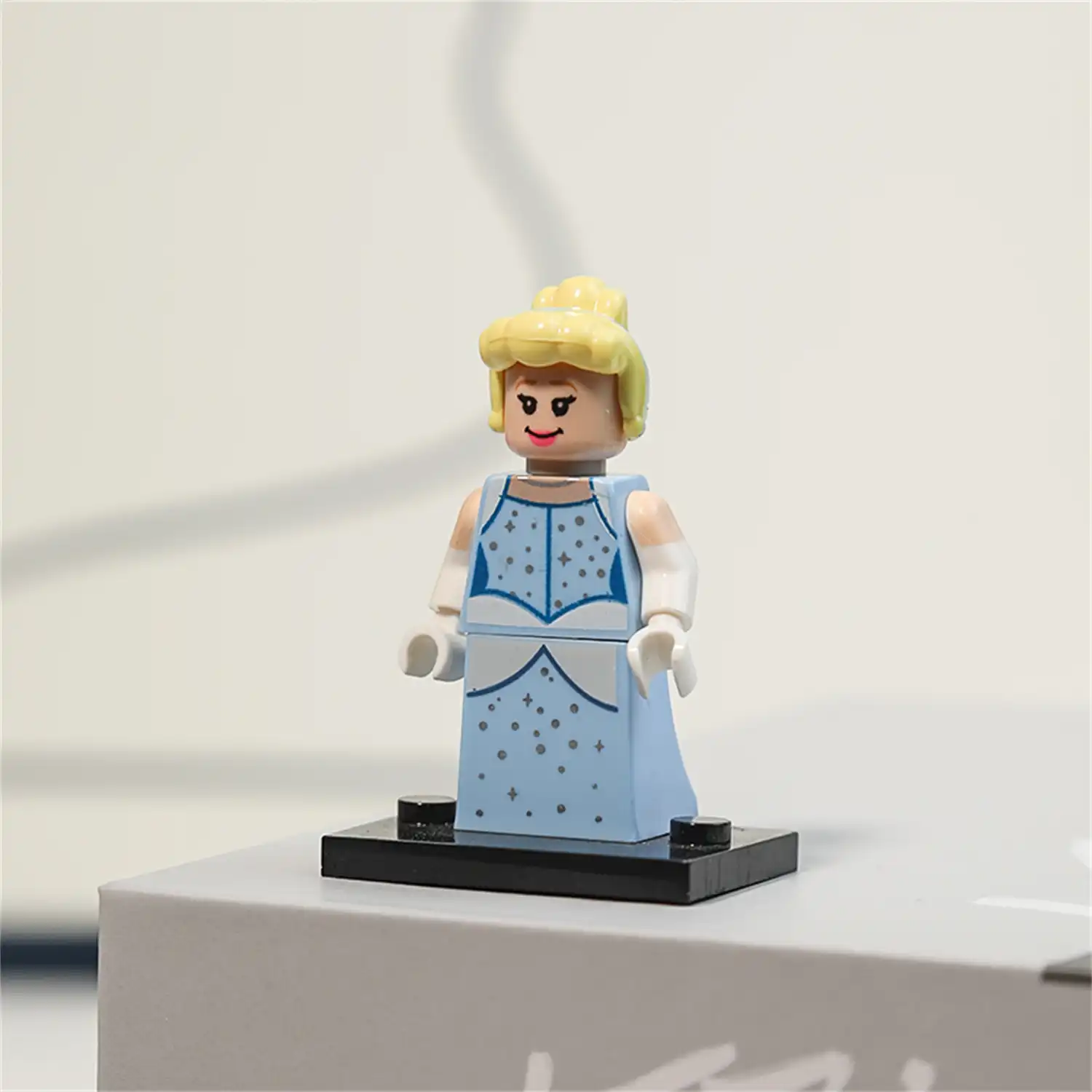 Minifigure – Cinderella (LEGO Alternative)