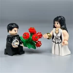 Minifigure – bride and groom, with the groom holding a bouquet of flowers (LEGO Alternative)