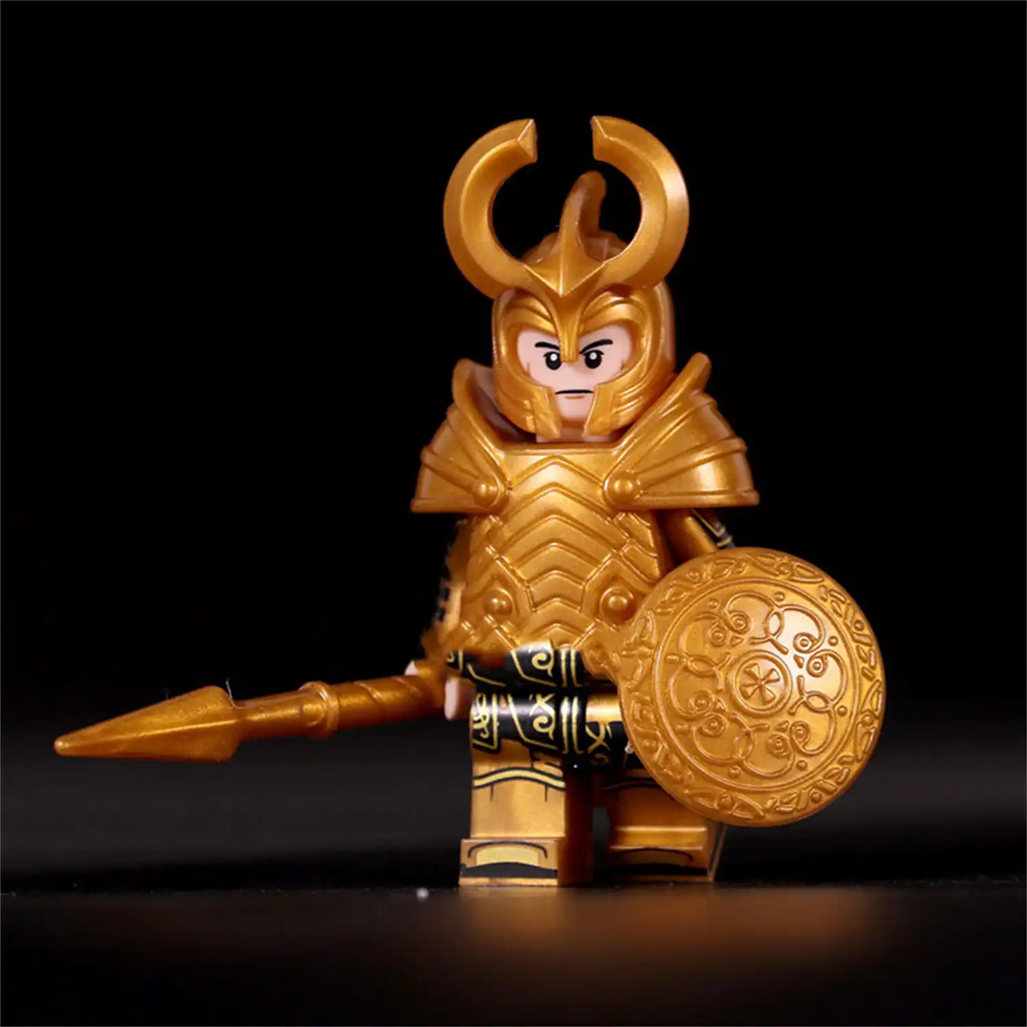 Minifigure Asgardian warrior or guard gold LEGO Alternative
