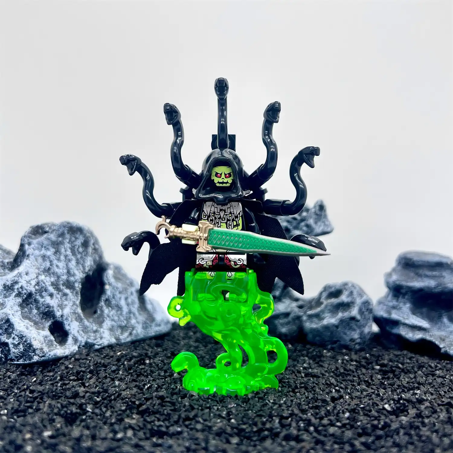 Minifigure – Skeleton Snake Demon equipped with a Tai a Sword (LEGO Alternative)