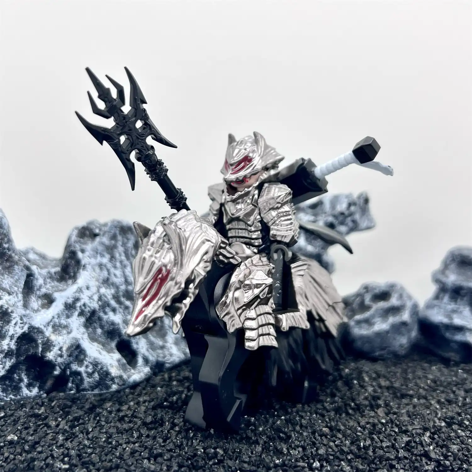 Minifigure – heavily armored knight warrior Guts on a warhorse (LEGO Alternative)