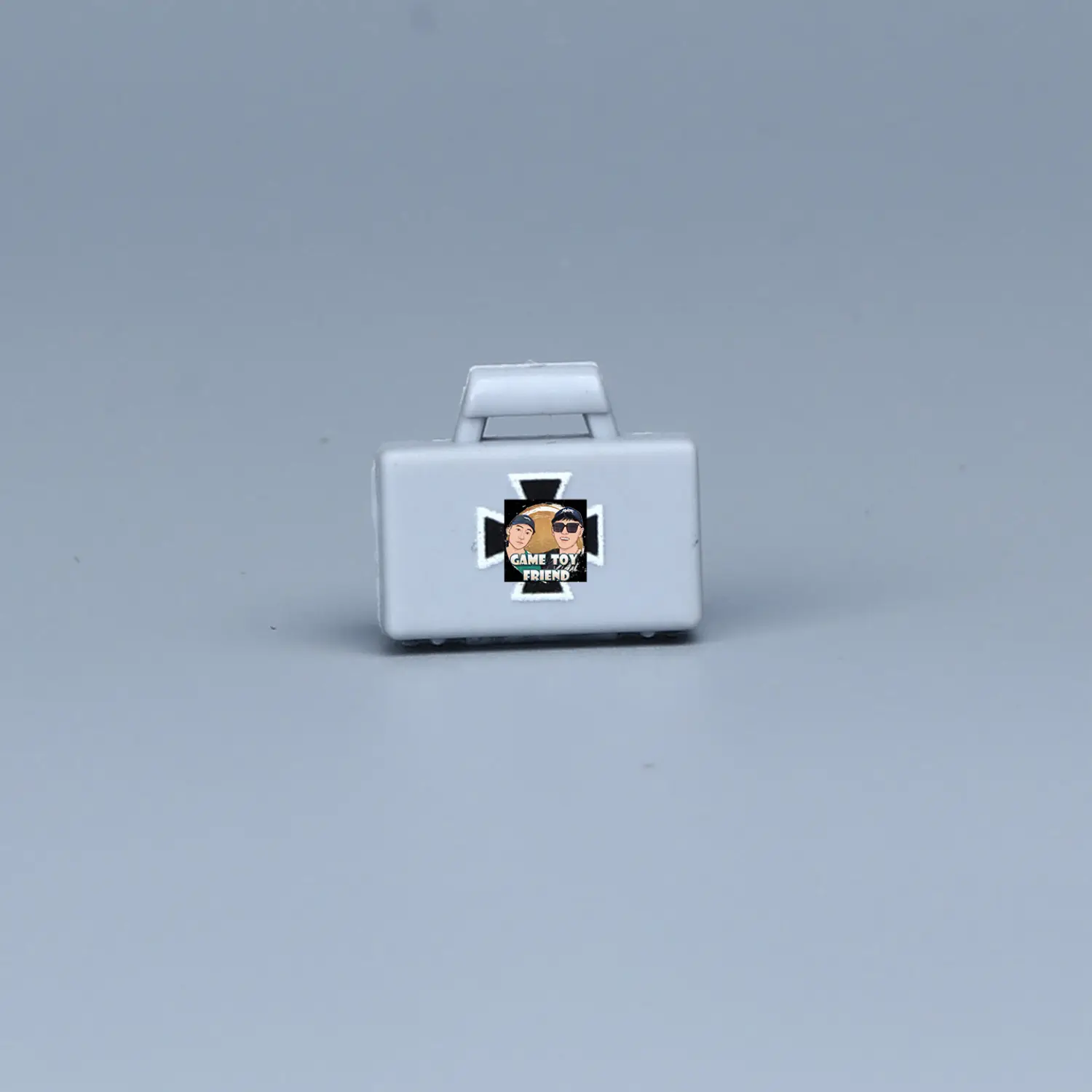 Custom Piece Miniature – army military briefcase or dispatch case molded in a light grey color printed with a Iron Cross (Eisernes Kreuz) – 3D Print for LEGO minifigure