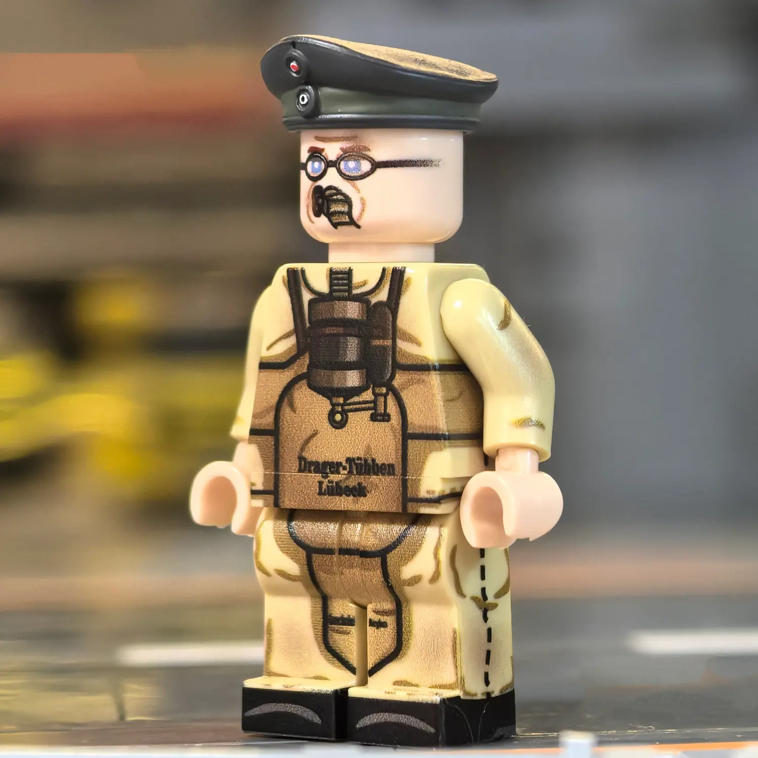 the left side of the Minifigure - German Gas Pioneer (Gaspionier) with Dräger Apparatus WWI with grey cap (LEGO Compatible)
