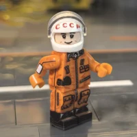 the right side of the Minifigure – Yuri Gagarin (Soviet Cosmonaut) (The First Human in Space) (LEGO Compatible)