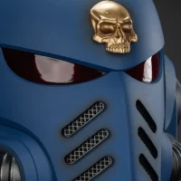 The Details Of The Action Figure Joytoy Ultramarines Captain Mkx Helmet & Display Stand 1 1 Life Size Replica Warhammer 40k Rectangle Image