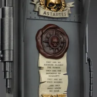 the details of the Display Stand of Action Figure Helmet - Dark Angels MkX 1 1 Life-Size Wearable Replica - JOYTOY Warhammer 40K rectangle image 2 The Details Of The Display Stand Of Action Figure Helmet Dark Angels Mkx 1 1 Life Size Wearable Replica Joytoy Warhammer 40k Rectangle Image 2