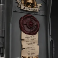 The Details Of The The Display Stand Of Action Figure Joytoy Ultramarines Captain Mkx Helmet 1 1 Life Size Replica Warhammer 40k Rectangle Image