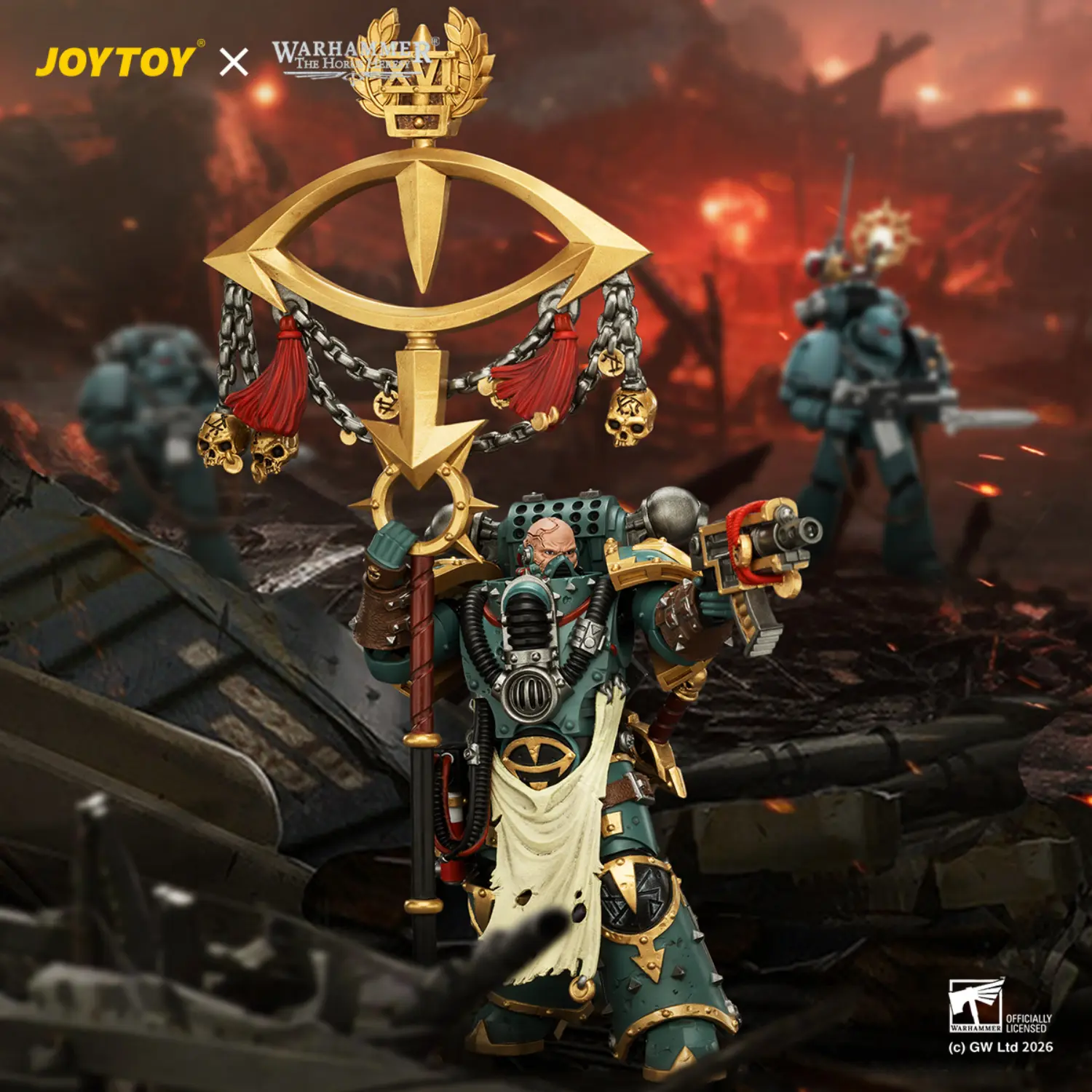 Action Figure Sons Of Horus Maloghurst The Twisted, The Warmaster's Equerry With Legion Standard And Banestrike Bolter 1 18 Jotyoy Warhammer The Horus Heresy In Battlefield Background