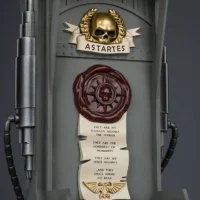 the details of the display stand of Action Figure Helmet - Blood Angels MkX Helmet 1 1 Life-Size Wearable Replica - JOYTOY Warhammer 40K rectangle image 1 The Details Of The Display Stand Of Action Figure Helmet Blood Angels Mkx Helmet 1 1 Life Size Wearable Replica Joytoy Warhammer 40k Rectangle Image 1